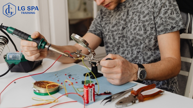 Học nghề thợ điện, điện lạnh khi rớt lớp 10