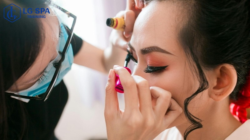 Nghề thợ trang điểm (Makeup Artist)  không yêu cầu bằng cấp 3