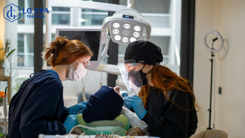 Tốt nghiệp cấp 3 học nghề phụ tá nha khoa