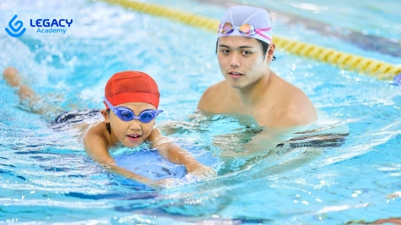 Làm huấn luyện viên dạy bơi khi tốt nghiệp cấp 2