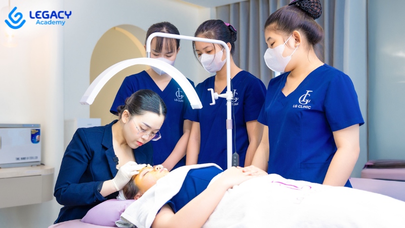 kỹ thuật viên học chứng chỉ hành nghề spa