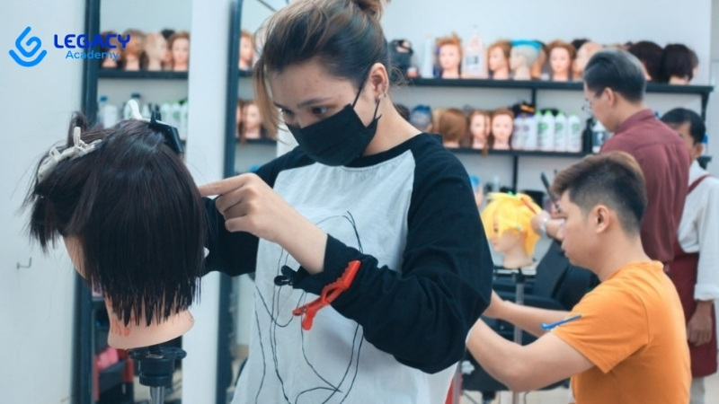 học nghề cắt tóc ở tuổi 15