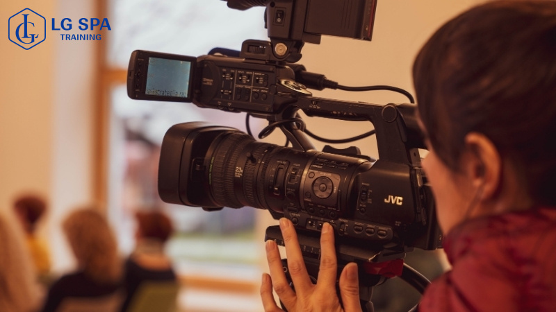 18 tuổi học nghề quay dựng video