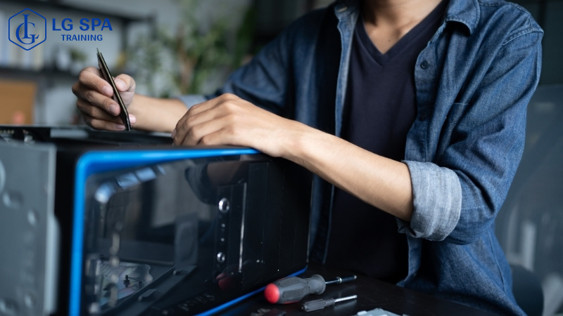 18 tuổi học nghề sửa chữa các thiết bị công nghệ