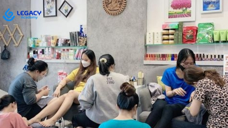 học nghề làm nail làm tóc tuổi 18