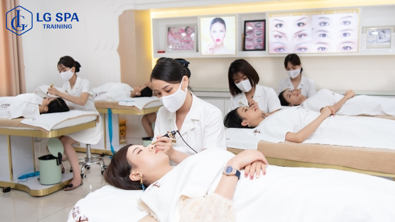 20 tuổi học nghề phun xăm thẩm mỹ