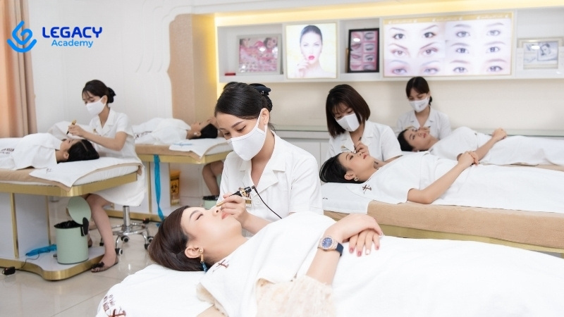 20 tuổi học nghề phun xăm thẩm mỹ