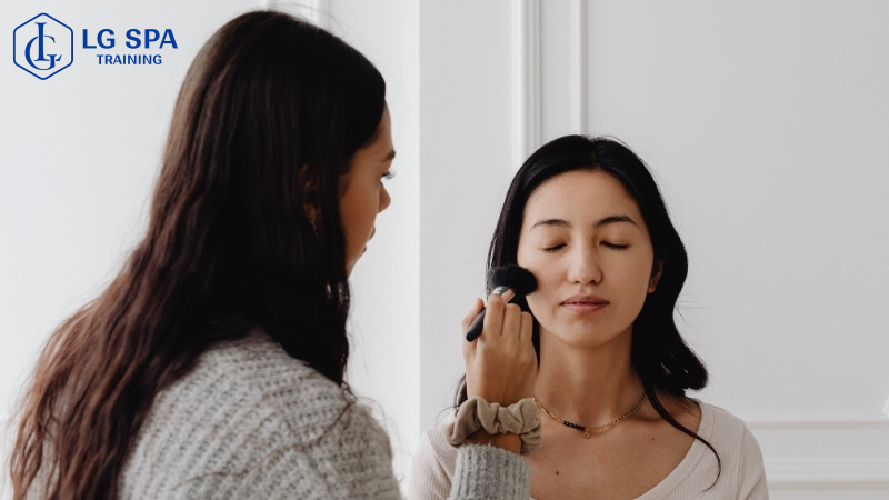 21 tuổi học nghề chuyên viên trang điểm