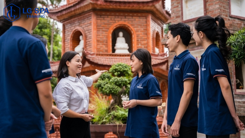 32 tuổi làm nghề hướng dẫn viên du lịch