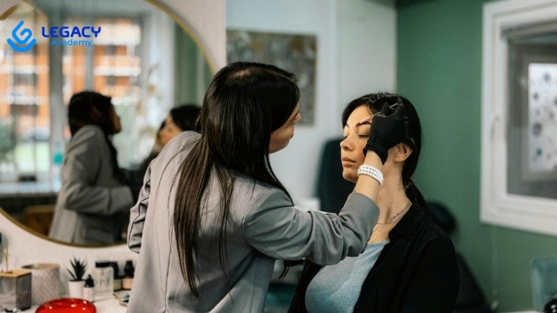 học làm trang điểm ở tuổi 33