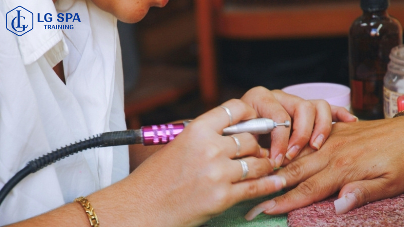 Học hết lớp 9 nên học nghề làm nails 