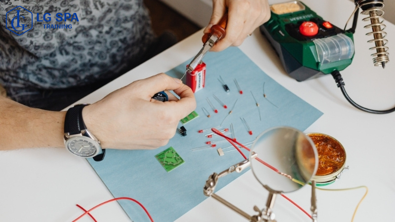 Học nghề Sửa chữa điện tử – điện lạnh – nhu cầu quanh năm