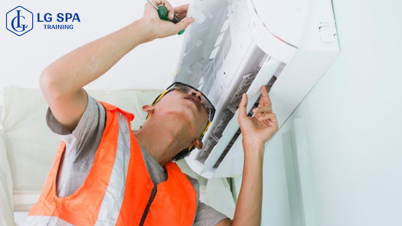 Nghề sửa chữa điện, nước, điện lạnh ở tuổi 19