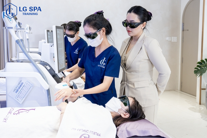 con gái học nghề spa thẩm mỹ