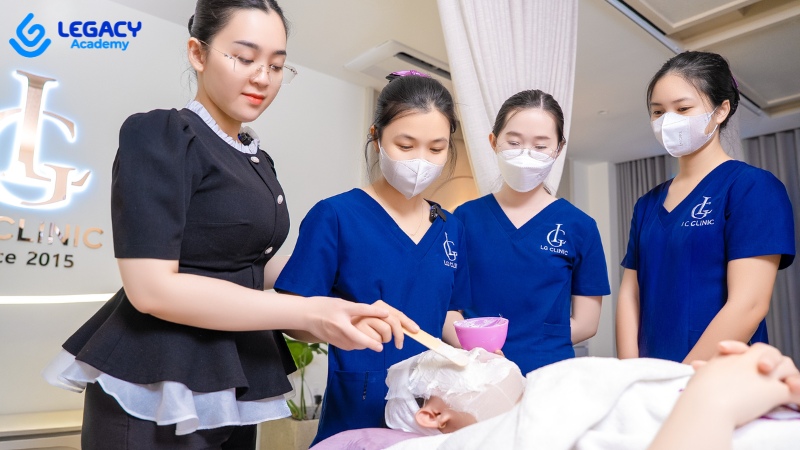 con gái hướng nội học ngành gì - học làm spa