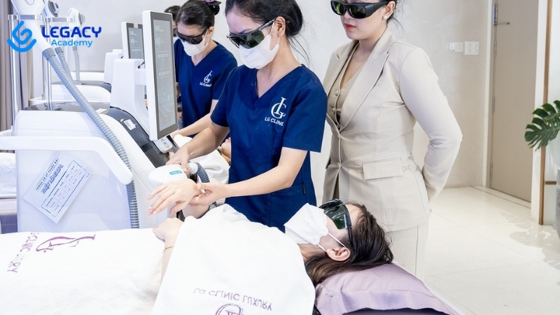 con gái học nghề spa thẩm mỹ