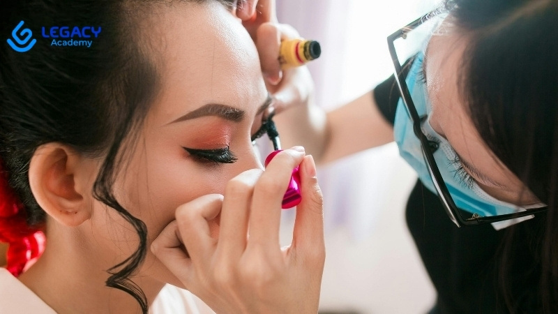 con gái nên học nghề gì để ổn định nghề chuyên viên trang điểm