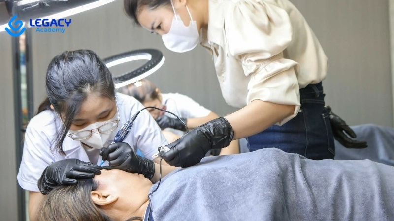 nghề phun xăm thẩm mỹ ổn định cho nữ