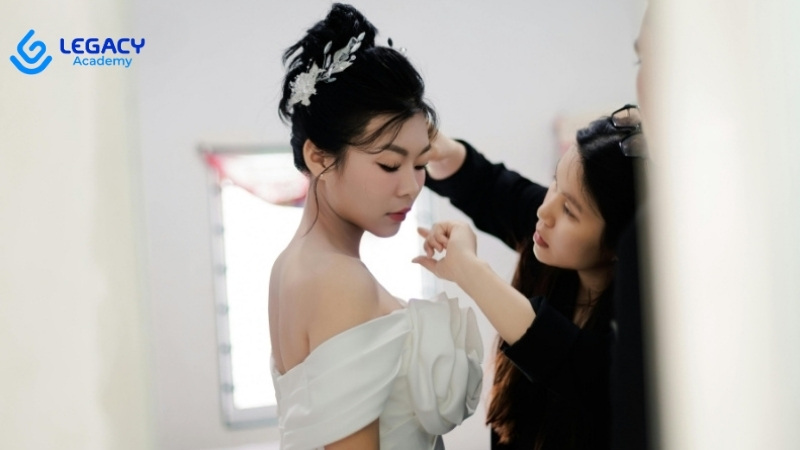 làm nghề chuyên viên trang điểm lương 15 triệu