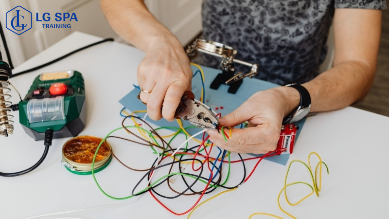 học kỹ thuật viên sửa chữa ở tuổi 21