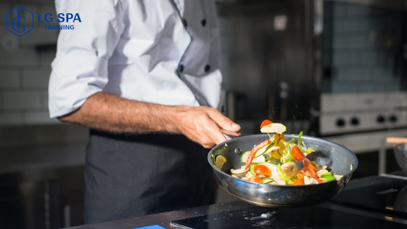 học làm đầu bếp dễ xin viêc cho nam giới