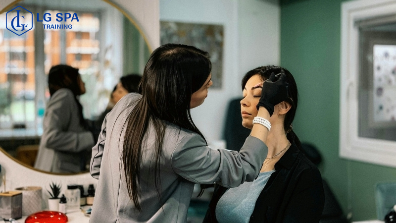 học làm trang điểm ở tuổi 33