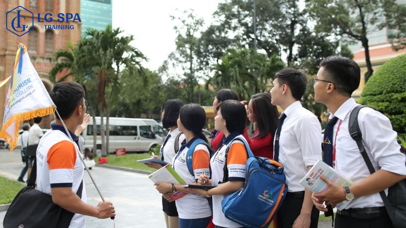 làm nghề hướng dẫn viên du lịch cho nam giới