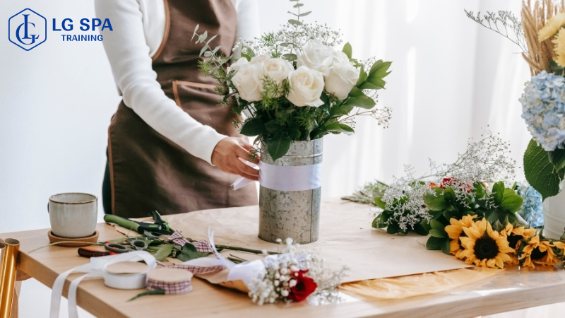 làm nghề thợ cắm hoa cho nữ không bằng cấp