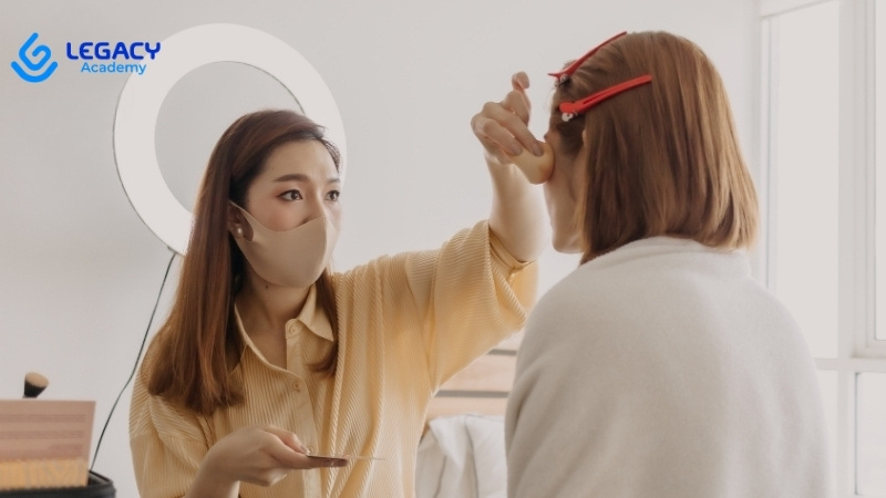 thợ trang điểm cho người học hết lớp 8