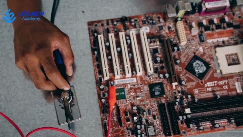 lớp 8 học nghề sửa chữa điện tử