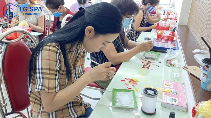 nữ 30 tuổi học nghề nail