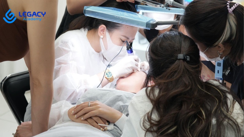 Học nghề phun xăm thẩm mỹ ở tuổi 35