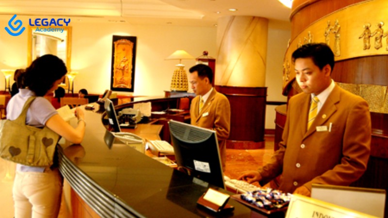 phụ nữ 30 tuổi học nghề khách sạn