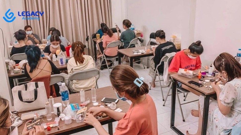 nữ 30 tuổi học nghề nail