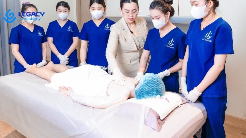 học spa chăm sóc da phụ nữ có gia đình