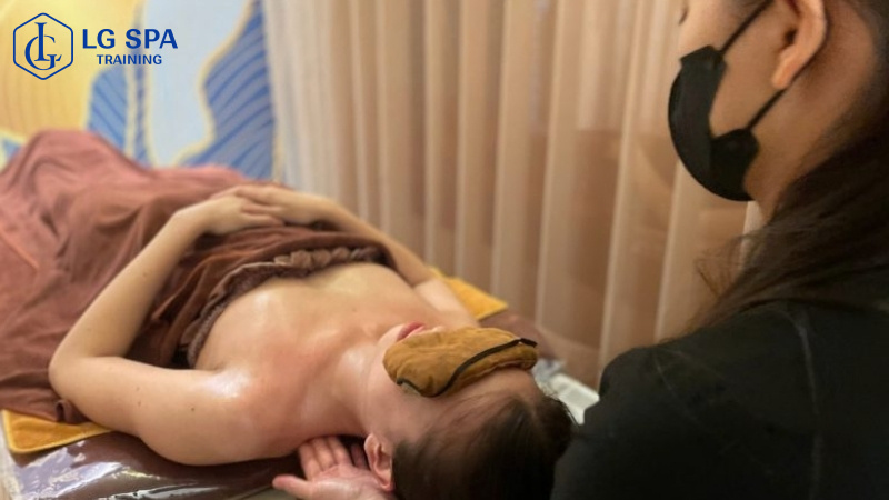 học nghề massage cổ vai gáy ngắn hạn cho nữ
