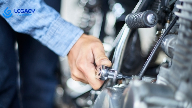 con trai học nghề ô tô để lập nghiệp