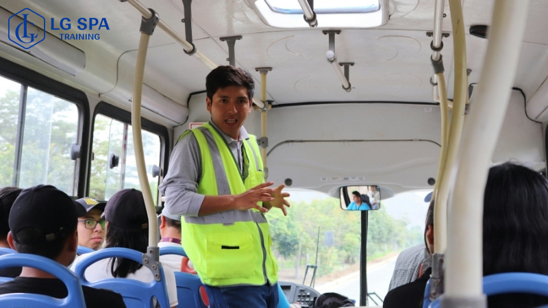 hướng dẫn viên du lịch phù hợp cho người hướng ngoại giỏi giao tiếp