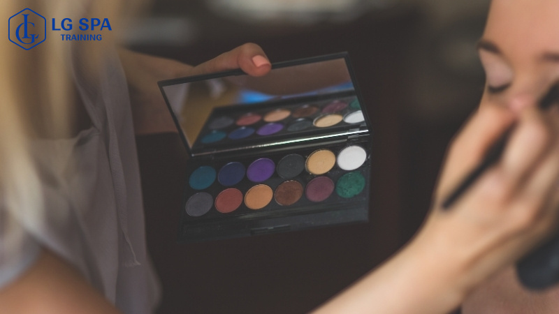 nghề makeup cần sự tỉ mỉ